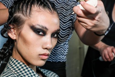 NEW YORK, NEW YORK - 10 Eylül 2019 'da New York' ta düzenlenen New York Moda Haftası 'nda Kaimin' in bahar / yaz aylarında sahne arkasında poz veren bir model.