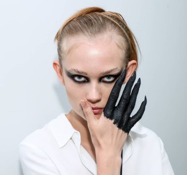 NEW YORK, NEW YORK - 10 Eylül 2019 'da New York' ta düzenlenen New York Moda Haftası 'nda Kaimin' in bahar / yaz aylarında sahne arkasında poz veren bir model.