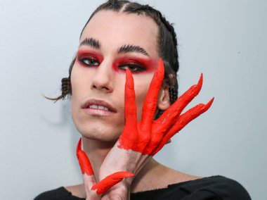 NEW YORK, NEW YORK - 10 Eylül 2019 'da New York' ta düzenlenen New York Moda Haftası 'nda Kaimin' in bahar / yaz aylarında sahne arkasında poz veren bir model.