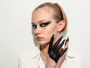 NEW YORK, NEW YORK - 10 Eylül 2019 'da New York' ta düzenlenen New York Moda Haftası 'nda Kaimin' in bahar / yaz aylarında sahne arkasında poz veren bir model.