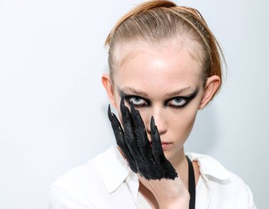 NEW YORK, NEW YORK - 10 Eylül 2019 'da New York' ta düzenlenen New York Moda Haftası 'nda Kaimin' in bahar / yaz aylarında sahne arkasında poz veren bir model.