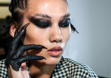 NEW YORK, NEW YORK - 10 Eylül 2019 'da New York' ta düzenlenen New York Moda Haftası 'nda Kaimin' in bahar / yaz aylarında sahne arkasında poz veren bir model.