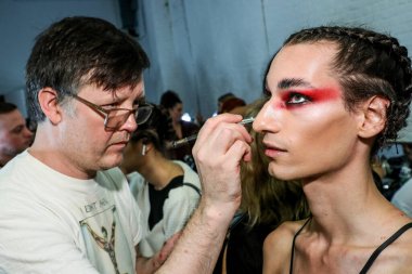 NEW YORK, NEW YORK - 10 Eylül 2019 'da New York' ta düzenlenen New York Moda Haftası sırasında Kaimin 'in İlkbahar / Yaz Moda Şovu sırasında sahne arkasında hazırlanan bir model.