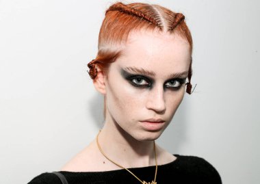 NEW YORK, NEW YORK - 10 Eylül 2019 'da New York' ta düzenlenen New York Moda Haftası 'nda Kaimin' in bahar / yaz aylarında sahne arkasında poz veren bir model.