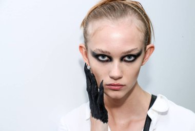 NEW YORK, NEW YORK - 10 Eylül 2019 'da New York' ta düzenlenen New York Moda Haftası 'nda Kaimin' in bahar / yaz aylarında sahne arkasında poz veren bir model.