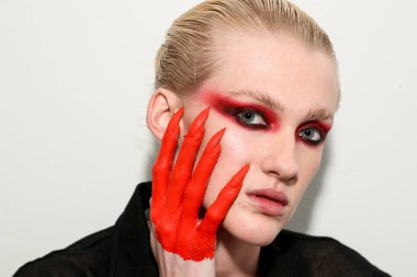 NEW YORK, NEW YORK - 10 Eylül 2019 'da New York' ta düzenlenen New York Moda Haftası 'nda Kaimin' in bahar / yaz aylarında sahne arkasında poz veren bir model.