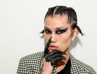 NEW YORK, NEW YORK - 10 Eylül 2019 'da New York' ta düzenlenen New York Moda Haftası 'nda Kaimin' in bahar / yaz aylarında sahne arkasında poz veren bir model.