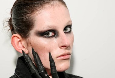 NEW YORK, NEW YORK - 10 Eylül 2019 'da New York' ta düzenlenen New York Moda Haftası 'nda Kaimin' in bahar / yaz aylarında sahne arkasında poz veren bir model.