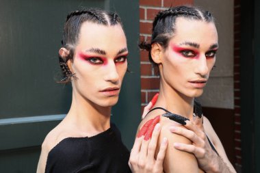 NEW YORK, NEW YORK - 10 Eylül 2019 'da New York Moda Haftası' nda Kaimin 'in İlkbaharı Giymeye Hazır / Yaz 2020 defilesinde sahne arkasında poz veren mankenler.