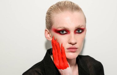 NEW YORK, NEW YORK - 10 Eylül 2019 'da New York' ta düzenlenen New York Moda Haftası 'nda Kaimin' in bahar / yaz aylarında sahne arkasında poz veren bir model.