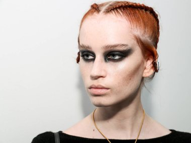 NEW YORK, NEW YORK - 10 Eylül 2019 'da New York' ta düzenlenen New York Moda Haftası 'nda Kaimin' in bahar / yaz aylarında sahne arkasında poz veren bir model.