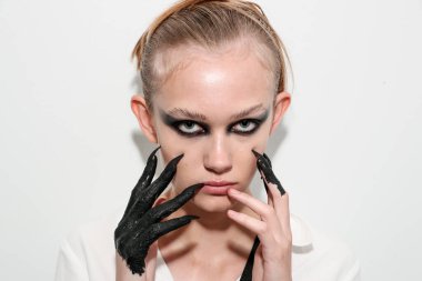 NEW YORK, NEW YORK - 10 Eylül 2019 'da New York' ta düzenlenen New York Moda Haftası 'nda Kaimin' in bahar / yaz aylarında sahne arkasında poz veren bir model.