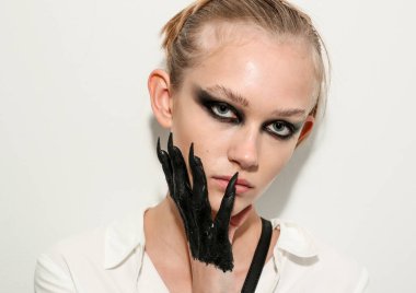 NEW YORK, NEW YORK - 10 Eylül 2019 'da New York' ta düzenlenen New York Moda Haftası 'nda Kaimin' in bahar / yaz aylarında sahne arkasında poz veren bir model.