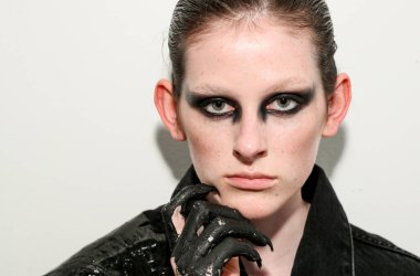 NEW YORK, NEW YORK - 10 Eylül 2019 'da New York' ta düzenlenen New York Moda Haftası 'nda Kaimin' in bahar / yaz aylarında sahne arkasında poz veren bir model.