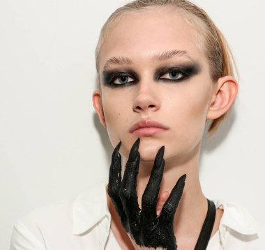 NEW YORK, NEW YORK - 10 Eylül 2019 'da New York' ta düzenlenen New York Moda Haftası 'nda Kaimin' in bahar / yaz aylarında sahne arkasında poz veren bir model.