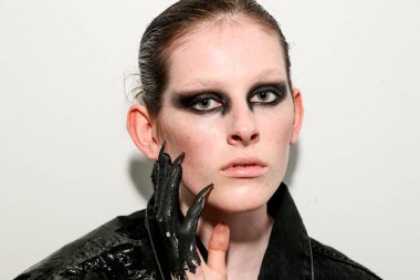 NEW YORK, NEW YORK - 10 Eylül 2019 'da New York' ta düzenlenen New York Moda Haftası 'nda Kaimin' in bahar / yaz aylarında sahne arkasında poz veren bir model.