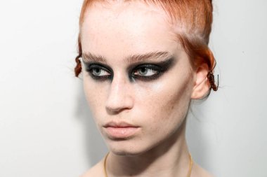 NEW YORK, NEW YORK - 10 Eylül 2019 'da New York' ta düzenlenen New York Moda Haftası 'nda Kaimin' in bahar / yaz aylarında sahne arkasında poz veren bir model.