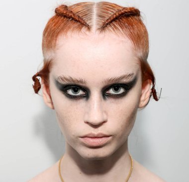 NEW YORK, NEW YORK - 10 Eylül 2019 'da New York' ta düzenlenen New York Moda Haftası 'nda Kaimin' in bahar / yaz aylarında sahne arkasında poz veren bir model.