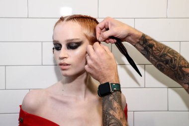 NEW YORK, NEW YORK - 10 Eylül 2019 'da New York' ta düzenlenen New York Moda Haftası sırasında Kaimin 'in İlkbahar / Yaz Moda Şovu sırasında sahne arkasında hazırlanan bir model.