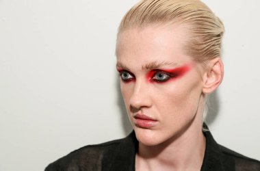 NEW YORK, NEW YORK - 10 Eylül 2019 'da New York' ta düzenlenen New York Moda Haftası 'nda Kaimin' in bahar / yaz aylarında sahne arkasında poz veren bir model.