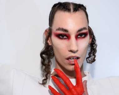 NEW YORK, NEW YORK - 10 Eylül 2019 'da New York' ta düzenlenen New York Moda Haftası 'nda Kaimin' in bahar / yaz aylarında sahne arkasında poz veren bir model.