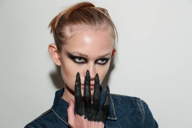 NEW YORK, NEW YORK - 10 Eylül 2019 'da New York' ta düzenlenen New York Moda Haftası 'nda Kaimin' in bahar / yaz aylarında sahne arkasında poz veren bir model.