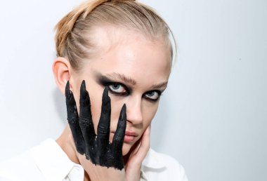 NEW YORK, NEW YORK - 10 Eylül 2019 'da New York' ta düzenlenen New York Moda Haftası 'nda Kaimin' in bahar / yaz aylarında sahne arkasında poz veren bir model.