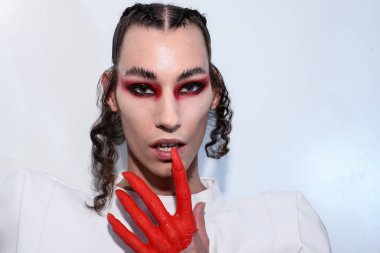 NEW YORK, NEW YORK - 10 Eylül 2019 'da New York' ta düzenlenen New York Moda Haftası 'nda Kaimin' in bahar / yaz aylarında sahne arkasında poz veren bir model.