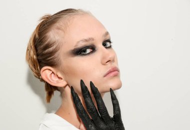 NEW YORK, NEW YORK - 10 Eylül 2019 'da New York' ta düzenlenen New York Moda Haftası 'nda Kaimin' in bahar / yaz aylarında sahne arkasında poz veren bir model.