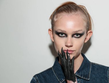 NEW YORK, NEW YORK - 10 Eylül 2019 'da New York' ta düzenlenen New York Moda Haftası 'nda Kaimin' in bahar / yaz aylarında sahne arkasında poz veren bir model.