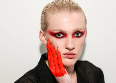 NEW YORK, NEW YORK - 10 Eylül 2019 'da New York' ta düzenlenen New York Moda Haftası 'nda Kaimin' in bahar / yaz aylarında sahne arkasında poz veren bir model.