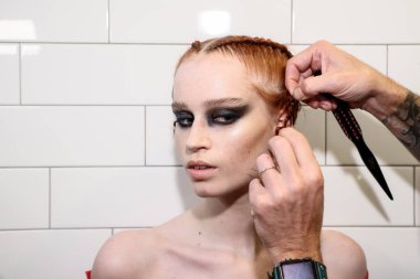 NEW YORK, NEW YORK - 10 Eylül 2019 'da New York' ta düzenlenen New York Moda Haftası sırasında Kaimin 'in İlkbahar / Yaz Moda Şovu sırasında sahne arkasında hazırlanan bir model.