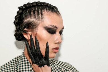 NEW YORK, NEW YORK - 10 Eylül 2019 'da New York' ta düzenlenen New York Moda Haftası 'nda Kaimin' in bahar / yaz aylarında sahne arkasında poz veren bir model.