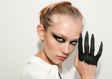 NEW YORK, NEW YORK - 10 Eylül 2019 'da New York' ta düzenlenen New York Moda Haftası 'nda Kaimin' in bahar / yaz aylarında sahne arkasında poz veren bir model.