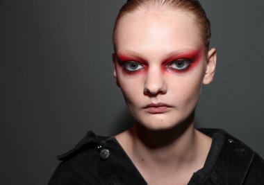 NEW YORK, NEW YORK - 10 Eylül 2019 'da New York' ta düzenlenen New York Moda Haftası 'nda Kaimin' in bahar / yaz aylarında sahne arkasında poz veren bir model.