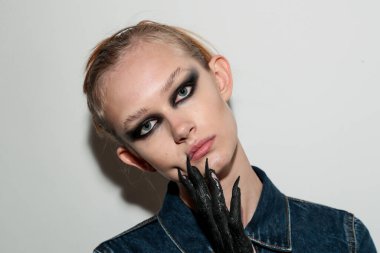 NEW YORK, NEW YORK - 10 Eylül 2019 'da New York' ta düzenlenen New York Moda Haftası 'nda Kaimin' in bahar / yaz aylarında sahne arkasında poz veren bir model.