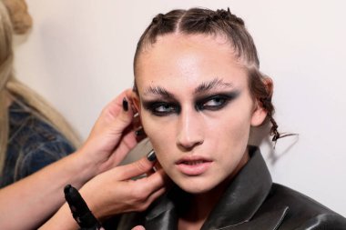 NEW YORK, NEW YORK - 10 Eylül 2019 'da New York' ta düzenlenen New York Moda Haftası sırasında Kaimin 'in İlkbahar / Yaz Moda Şovu sırasında sahne arkasında hazırlanan bir model.