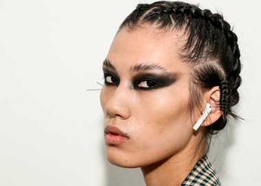 NEW YORK, NEW YORK - 10 Eylül 2019 'da New York' ta düzenlenen New York Moda Haftası 'nda Kaimin' in bahar / yaz aylarında sahne arkasında poz veren bir model.