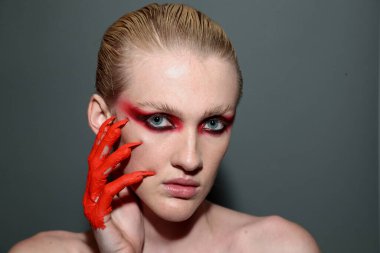 NEW YORK, NEW YORK - 10 Eylül 2019 'da New York' ta düzenlenen New York Moda Haftası 'nda Kaimin' in bahar / yaz aylarında sahne arkasında poz veren bir model.