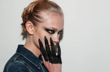 NEW YORK, NEW YORK - 10 Eylül 2019 'da New York' ta düzenlenen New York Moda Haftası 'nda Kaimin' in bahar / yaz aylarında sahne arkasında poz veren bir model.