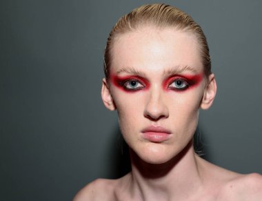NEW YORK, NEW YORK - 10 Eylül 2019 'da New York' ta düzenlenen New York Moda Haftası 'nda Kaimin' in bahar / yaz aylarında sahne arkasında poz veren bir model.