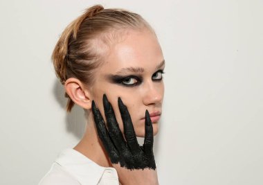 NEW YORK, NEW YORK - 10 Eylül 2019 'da New York' ta düzenlenen New York Moda Haftası 'nda Kaimin' in bahar / yaz aylarında sahne arkasında poz veren bir model.