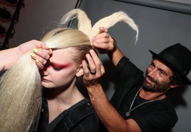 NEW YORK, NEW YORK - 10 Eylül 2019 'da New York' ta düzenlenen New York Moda Haftası sırasında Kaimin 'in İlkbahar / Yaz Moda Şovu sırasında sahne arkasında hazırlanan bir model.