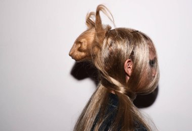 NEW YORK, NEW YORK - 10 Eylül 2019 'da New York' ta düzenlenen New York Moda Haftası 'nda Kaimin' in bahar / yaz aylarında sahne arkasında poz veren bir model.