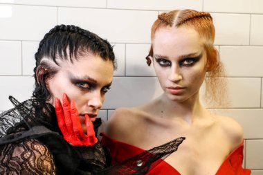 NEW YORK, NEW YORK - 10 Eylül 2019 'da New York Moda Haftası' nda Kaimin 'in İlkbaharı Giymeye Hazır / Yaz 2020 defilesinde sahne arkasında poz veren mankenler.