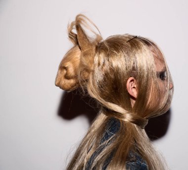 NEW YORK, NEW YORK - 10 Eylül 2019 'da New York' ta düzenlenen New York Moda Haftası 'nda Kaimin' in bahar / yaz aylarında sahne arkasında poz veren bir model.