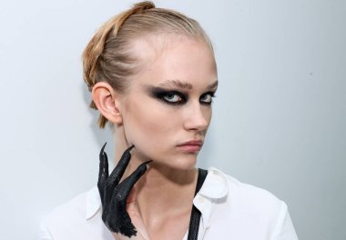 NEW YORK, NEW YORK - 10 Eylül 2019 'da New York' ta düzenlenen New York Moda Haftası 'nda Kaimin' in bahar / yaz aylarında sahne arkasında poz veren bir model.