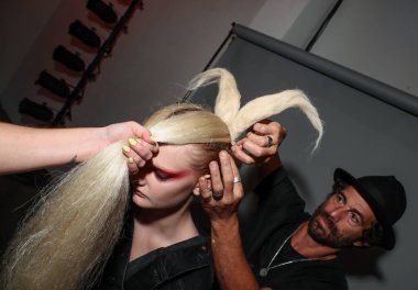 NEW YORK, NEW YORK - 10 Eylül 2019 'da New York' ta düzenlenen New York Moda Haftası sırasında Kaimin 'in İlkbahar / Yaz Moda Şovu sırasında sahne arkasında hazırlanan bir model.