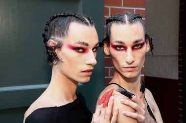 NEW YORK, NEW YORK - 10 Eylül 2019 'da New York Moda Haftası' nda Kaimin 'in İlkbaharı Giymeye Hazır / Yaz 2020 defilesinde sahne arkasında poz veren mankenler.