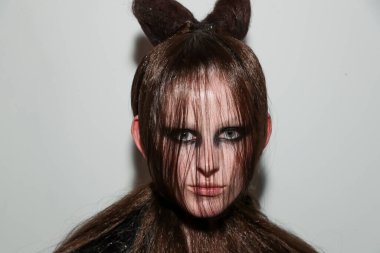 NEW YORK, NEW YORK - 10 Eylül 2019 'da New York' ta düzenlenen New York Moda Haftası 'nda Kaimin' in bahar / yaz aylarında sahne arkasında poz veren bir model.